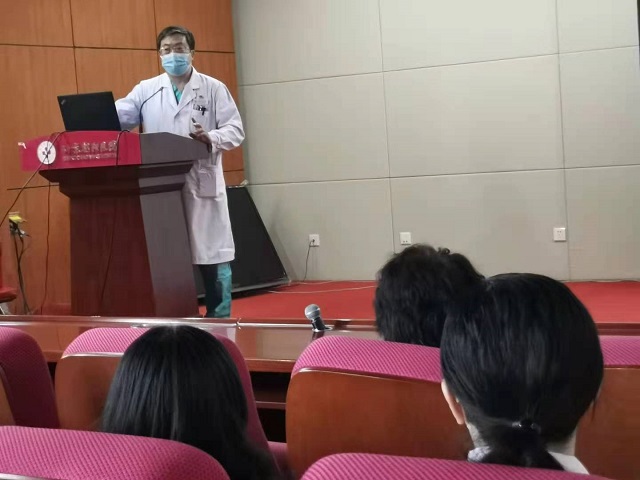 藏磊主任與大家交談西院骨科的發展.jpg