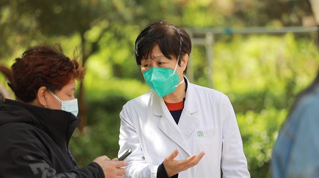 黃院長點位巡查中和社區(qū)主任溝通.jpg 黃院長點位巡查中和社區(qū)主任溝通.jpg