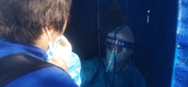門診辦公室主任吳雨龍采樣中.jpg 門診辦公室主任吳雨龍采樣中.jpg