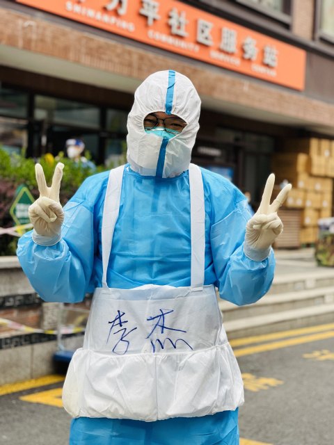 李杰醫(yī)生封控區(qū)爬樓采樣前.jpg 李杰醫(yī)生封控區(qū)爬樓采樣前.jpg