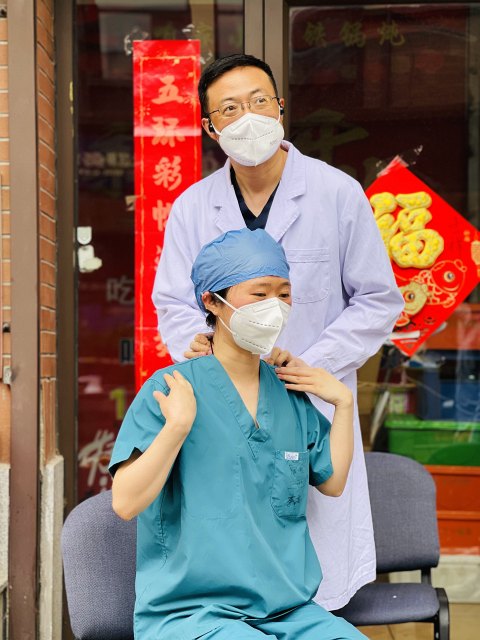 朱文藝醫(yī)生封控區(qū)采樣之余義診.jpg 朱文藝醫(yī)生封控區(qū)采樣之余義診.jpg