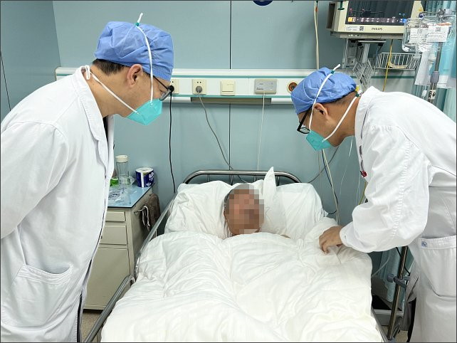 5急診科主任醫師王軍宇和CCU醫生一起看病人.jpg