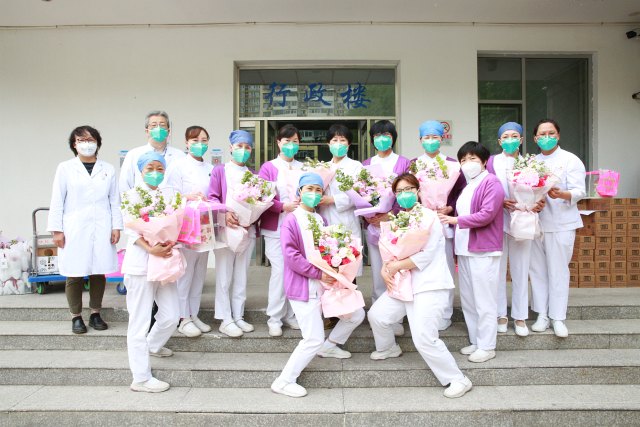 3黃愛萍給部分護士長分發鮮花和蛋糕.jpg