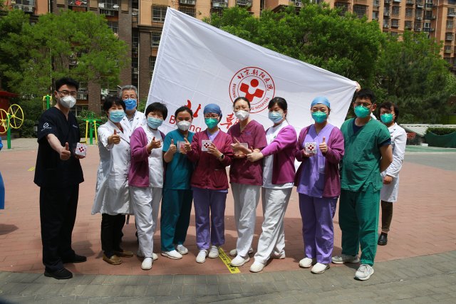 4黃愛萍到老古城西(古城西路68號院小廣場)采樣點慰問現場的醫護人員2.JPG
