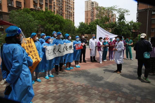 6黃愛萍到老古城西(古城西路68號院小廣場)采樣點慰問現場的醫護人員并向辛苦合作的社區工作人員表示感謝.JPG