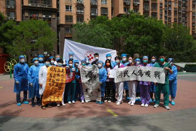 7石景山區古城街道老古城西(古城西路68號院小廣場)采樣點社區人員和醫護人員共同慶祝護士節.JPG