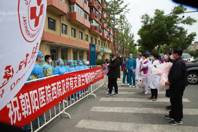 8院長助理黃愛萍在石景山區古城街道十萬平（十萬平社區曦景長安小區西門廣場)采樣點慰問在場的醫護人員.JPG