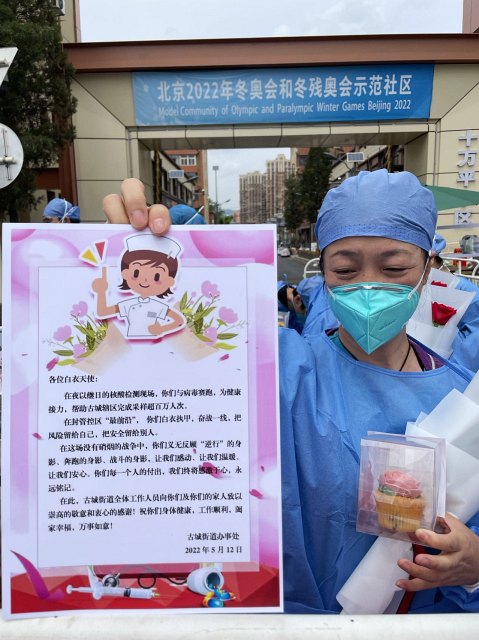 9護士長南萍接過感謝信.jpg