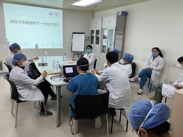 51早5月4日 劉院帶大家早查房.jpg