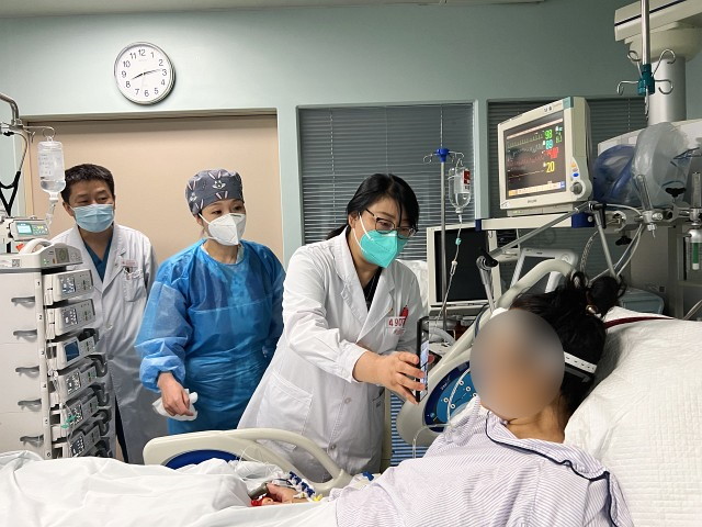 66劉院長到病房看望孕產婦2.jpg