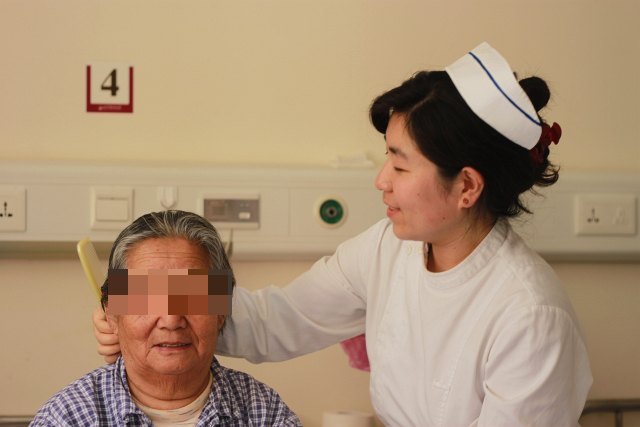董凱生-為患者提供護理服務.JPG