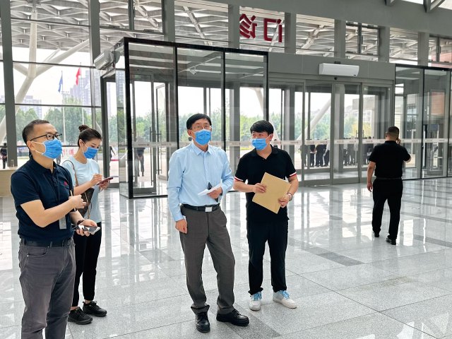 02 門診辦公室趙路在新院區門診第一次壓力測試現場為院長講解.jpg 02 門診辦公室趙路在新院區門診第一次壓力測試現場為院長講解.jpg