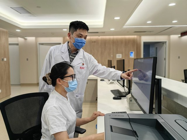 04 護理部丁舒在新院區病房調試護理系統.jpg 04 護理部丁舒在新院區病房調試護理系統.jpg