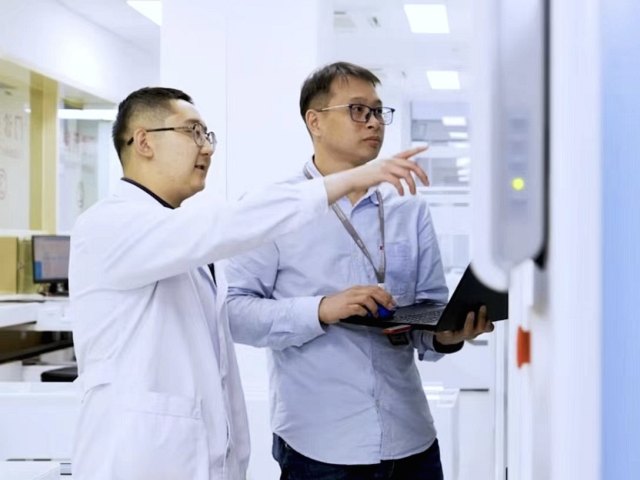 06 藥事部王應楷與工程師調試藥房自動化設備.jpg 06 藥事部王應楷與工程師調試藥房自動化設備.jpg
