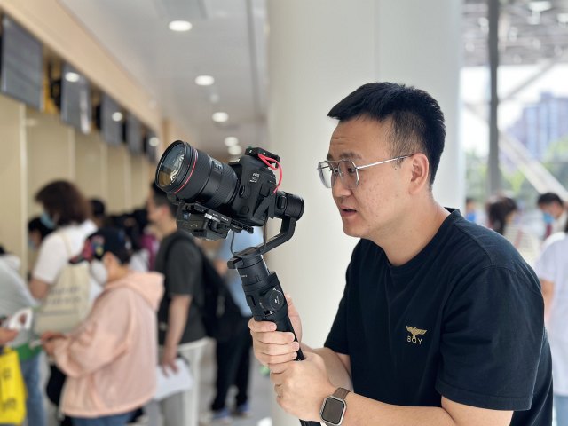 07 宣傳中心朱瑞拍攝新院區就診流程視頻.jpg 07 宣傳中心朱瑞拍攝新院區就診流程視頻.jpg