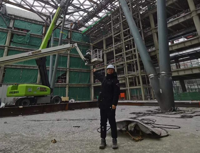 08 東院建設管理辦公室郭康康在新院區施工現場.jpg 08 東院建設管理辦公室郭康康在新院區施工現場.jpg