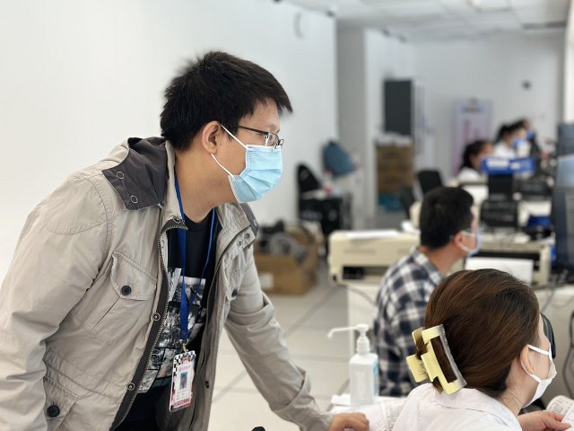 10 信息中心侯越調試新院區設備.jpg 10 信息中心侯越調試新院區設備.jpg