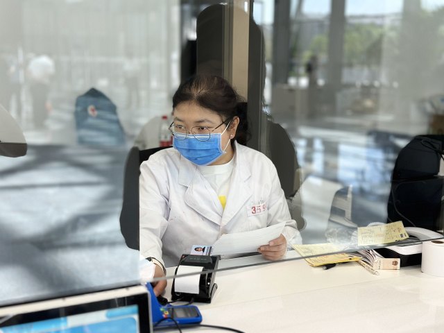 11 收費處溫馨在新院區門診第二次壓力測試收費窗口.jpg 11 收費處溫馨在新院區門診第二次壓力測試收費窗口.jpg