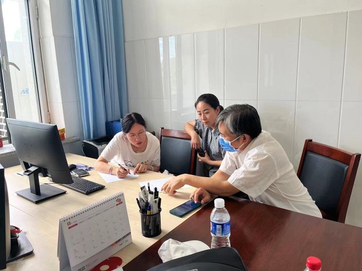 組團式援助路軍主任主持病理科科室規劃討論.jpg