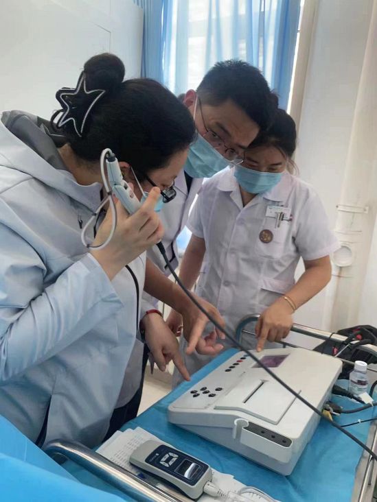 組團式援助付欣調試聽力設備.jpg