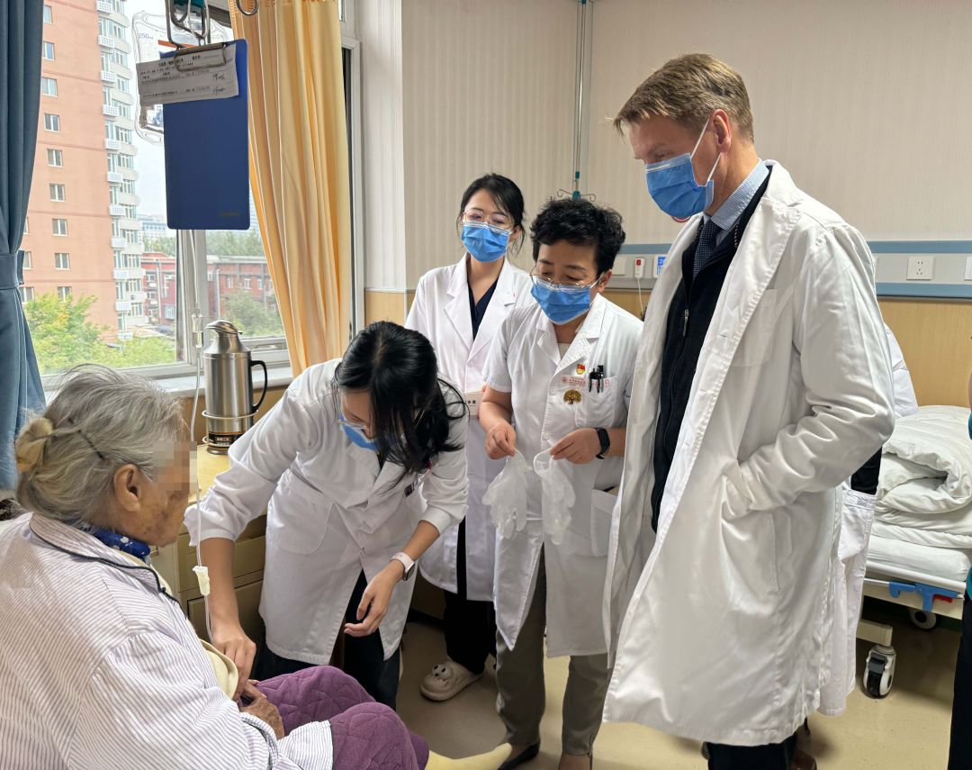 Johann Gudjonsson教授在皮膚性病與醫學美容科查房 (2).jpg